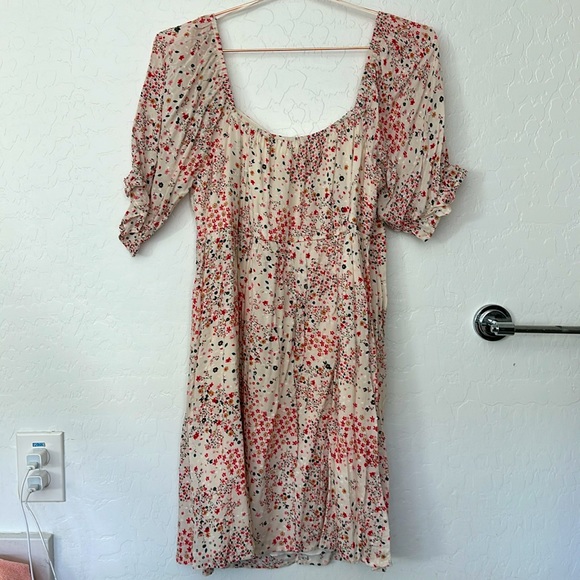 Floral knee length dress. Perfect for spring! New with tags. - Picture 4 of 4